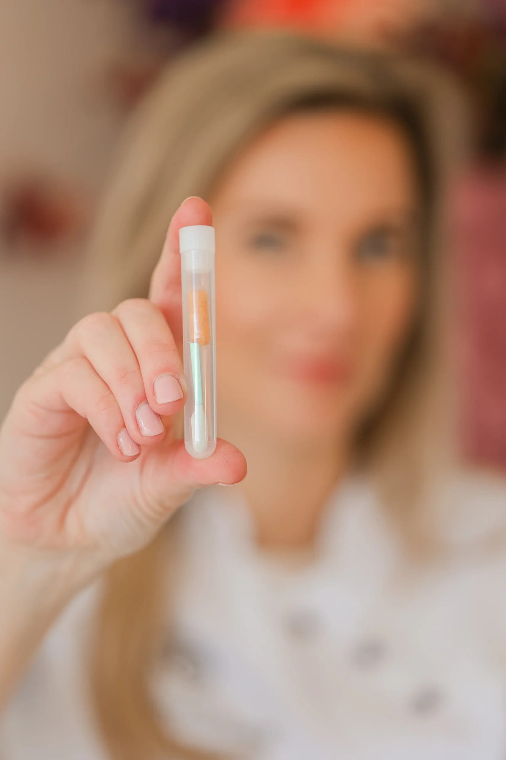 Diane toont het samplebuisje voor de Pascaud DNA huidanalyse bij Huidinstituut Diane in Hattem