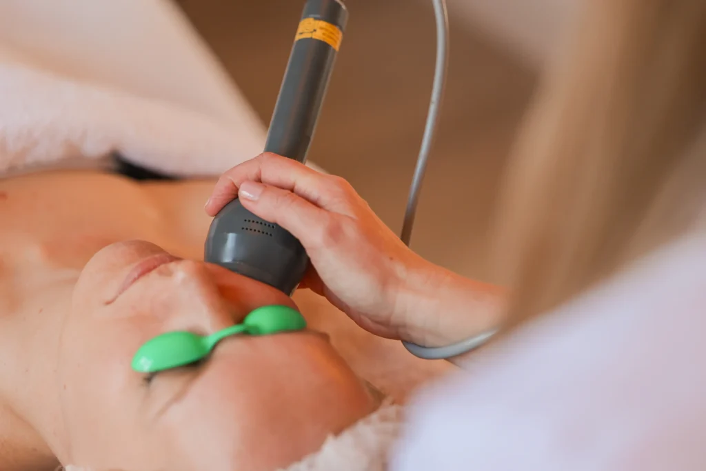 Close-up van Cold laser met bril en apparaat bij Huidinstituut Diane in Hattem
