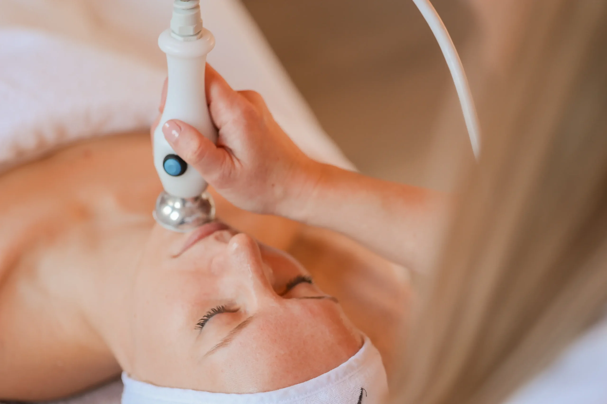 Close-up van Pascaud Wave radiofrequentie behandeling op gezicht bij Huidinstituut Diane in Hattem