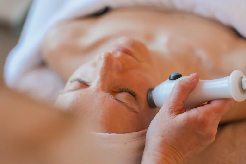 Close-up van Pascaud Wave radiofrequentie behandeling op gezicht bij Huidinstituut Diane in Hattem