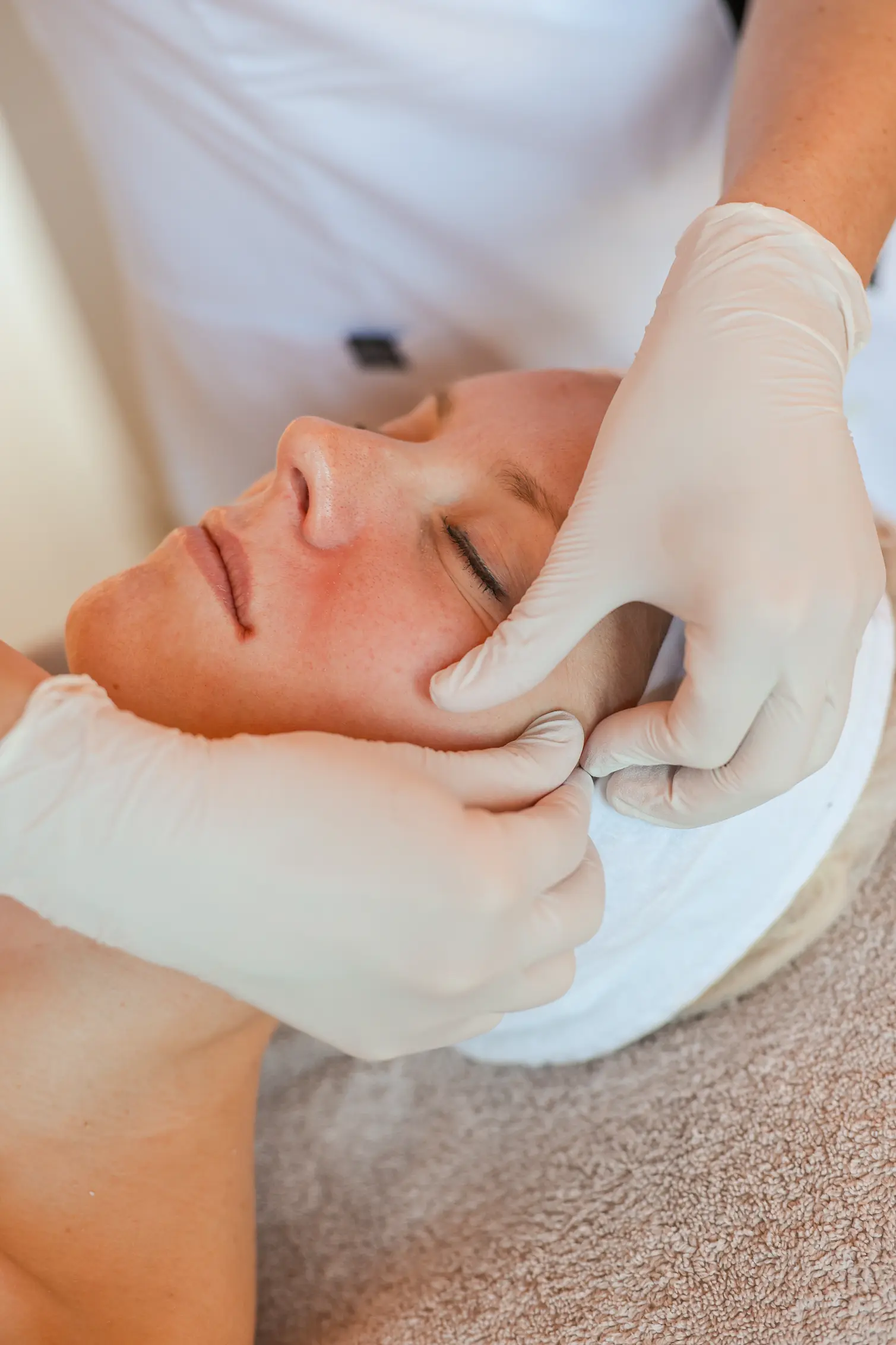 Close-up van bindweefsel massage bij gezicht van klant bij Huidinstituut Diane in Hattem