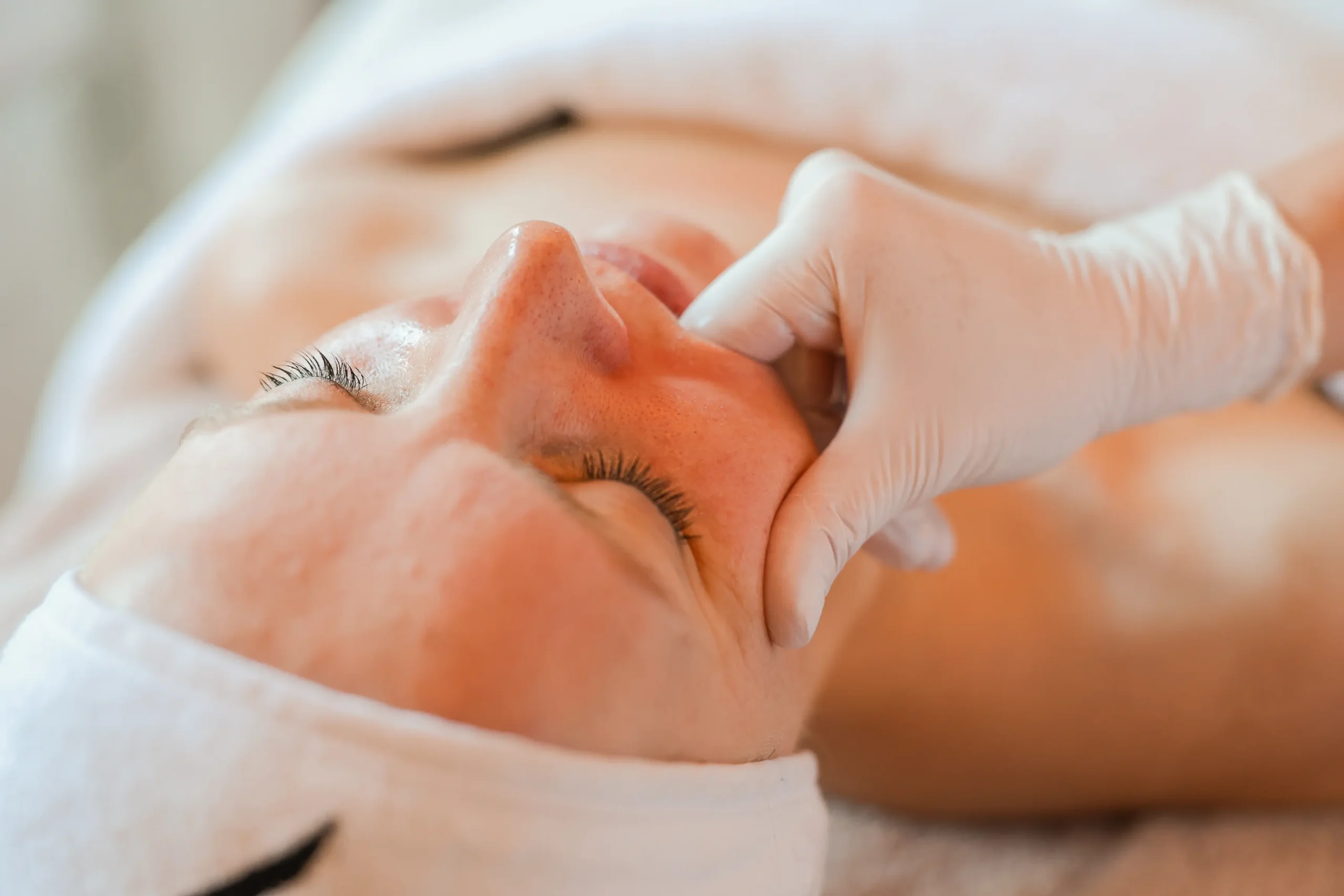 Close-up van Buccal massage bij gezicht van klant bij Huidinstituut Diane in Hattem